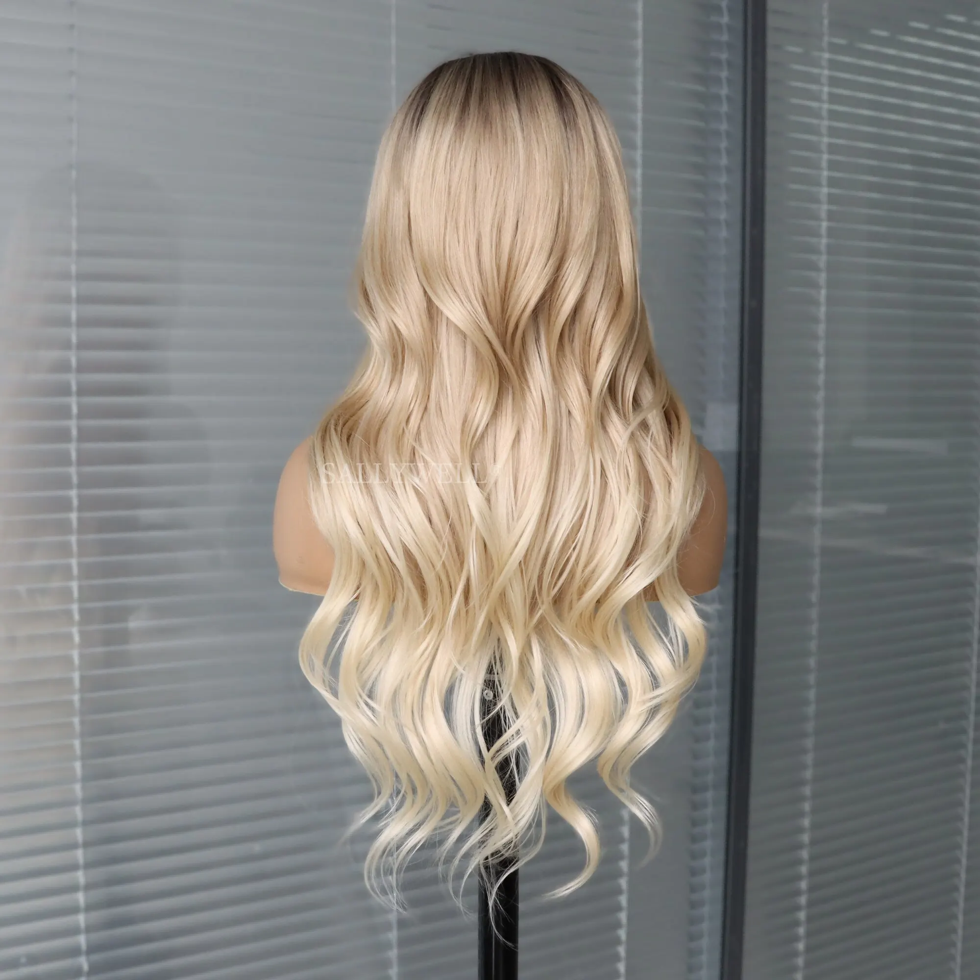 Ombre Blonde Syntetyczna koronka przodu peruka dla kobiet Długie faliste czarne do jasnobrązowych peruk typu Body Wave Wstępnie oskubane Odporne na