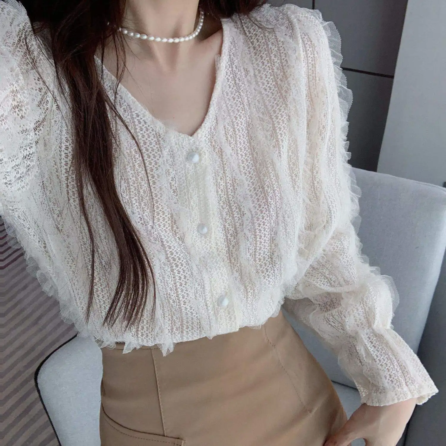 Camisa de manga larga de encaje con cuello en V para mujer, camisa francesa de estilo Retro de Hong Kong, diseño de nicho temperamento, tendencia superior