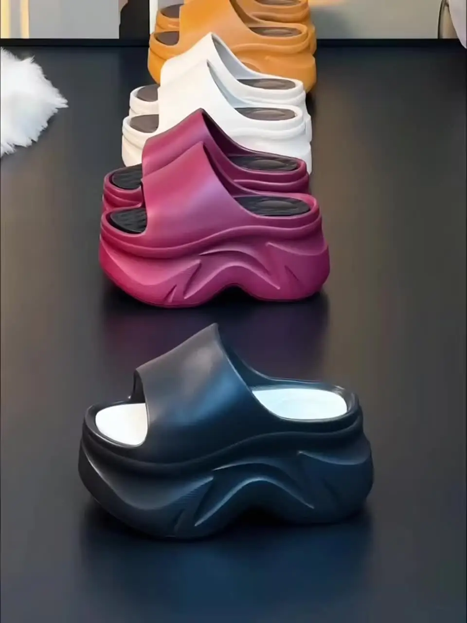 2026년 최신 여름 패션 하이힐 슬리퍼 여성용 두꺼운 굽 9cm 키높이 슬리퍼 실내외 클라우드 느낌 EVA 슬라이드