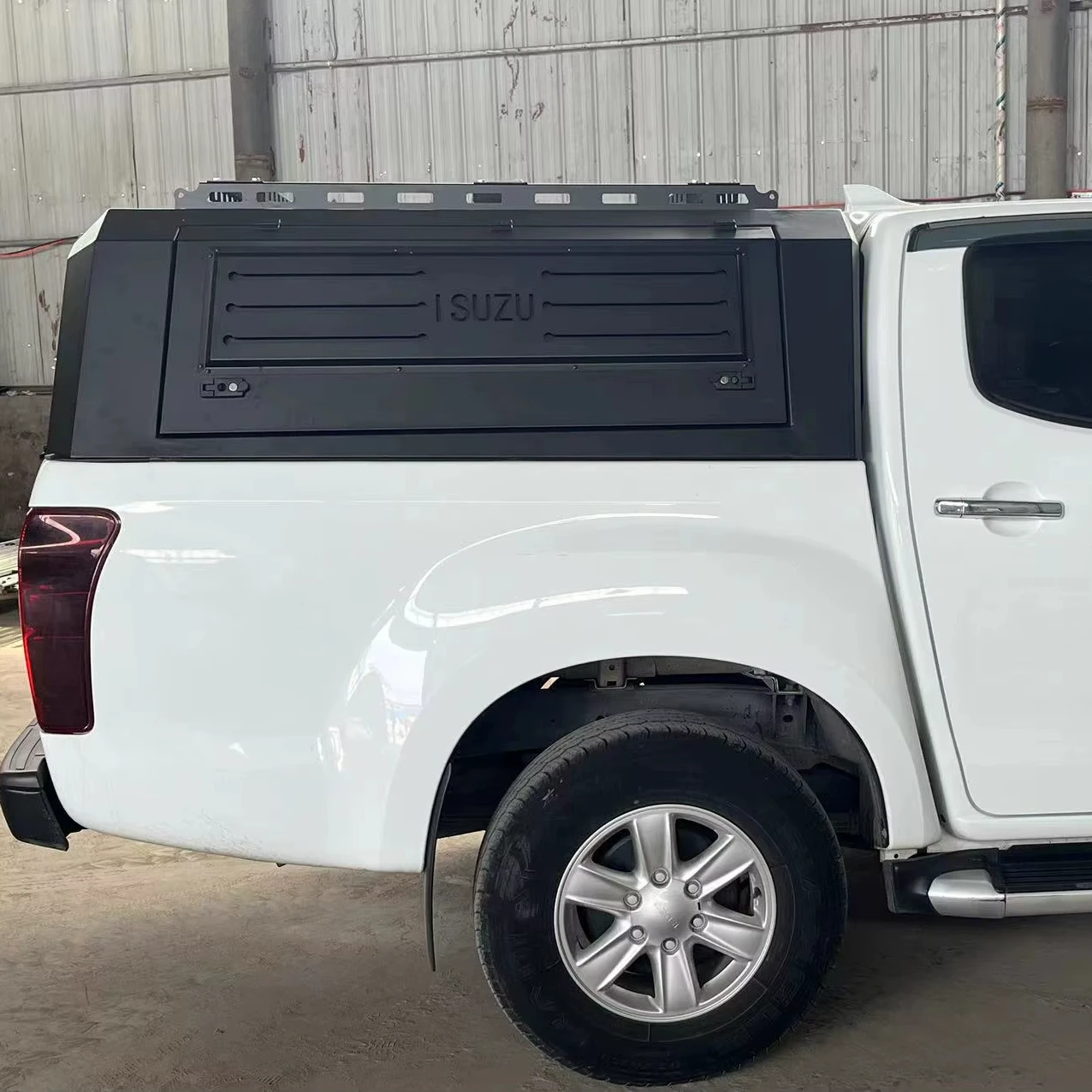 

Legendary Auto Parts Nissan D40 Truck Camper Canopy Hardtop Waterproof Aluminum Alloy Rolling Cover