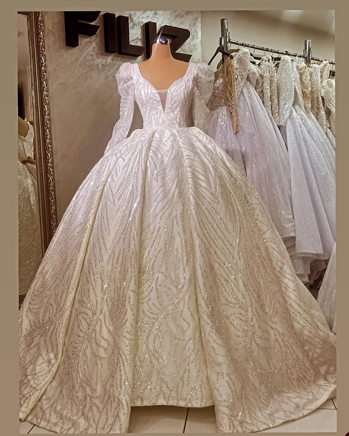 

Glamorous Ball Gown Wedding Dress V-neck Long Sleeves Shining Applicant Backless Classical Court Gown Custom Made Robe De Mariée