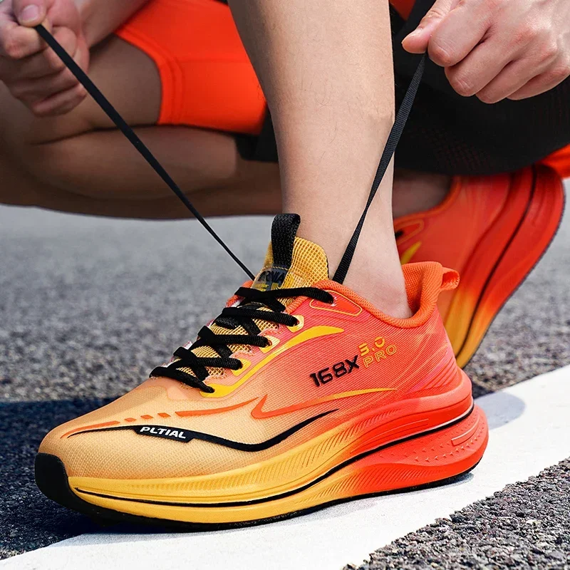 أحذية ماراثون من لوحة الكربون للرجال أحذية رياضية كاجوال عالية الجودة أحذية رياضية للجري خفيفة الوزن ومريحة أحذية رياضية للصالة الرياضية