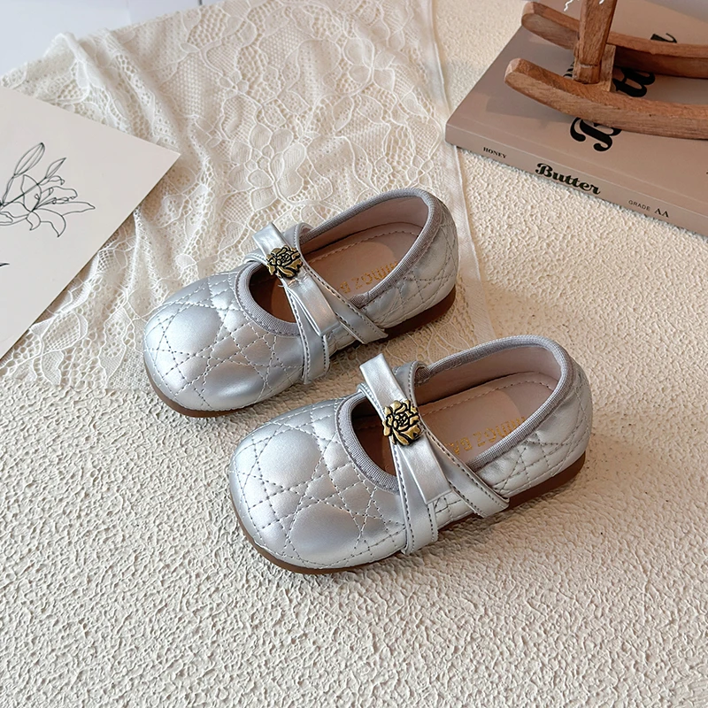 Neue, süße Mary-Jane-Schuhe für kleine Mädchen, mit gestepptem Riemen und Schleife, goldfarbener Blume, rutschfester Sohle, Prinzessinnenschuhe für Partys, Hochzeiten und den täglichen Gebrauch. – Detail 6