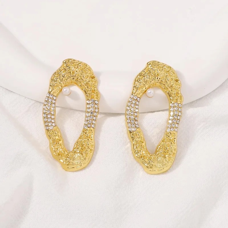 

Популярные аксессуары: геометрические серьги с бриллиантами, легкая роскошь, универсальный тренд, модные женские серьги