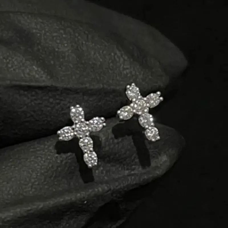 

European and American style minimalist earrings for both men and women, fashionable and versatile commuting accessories