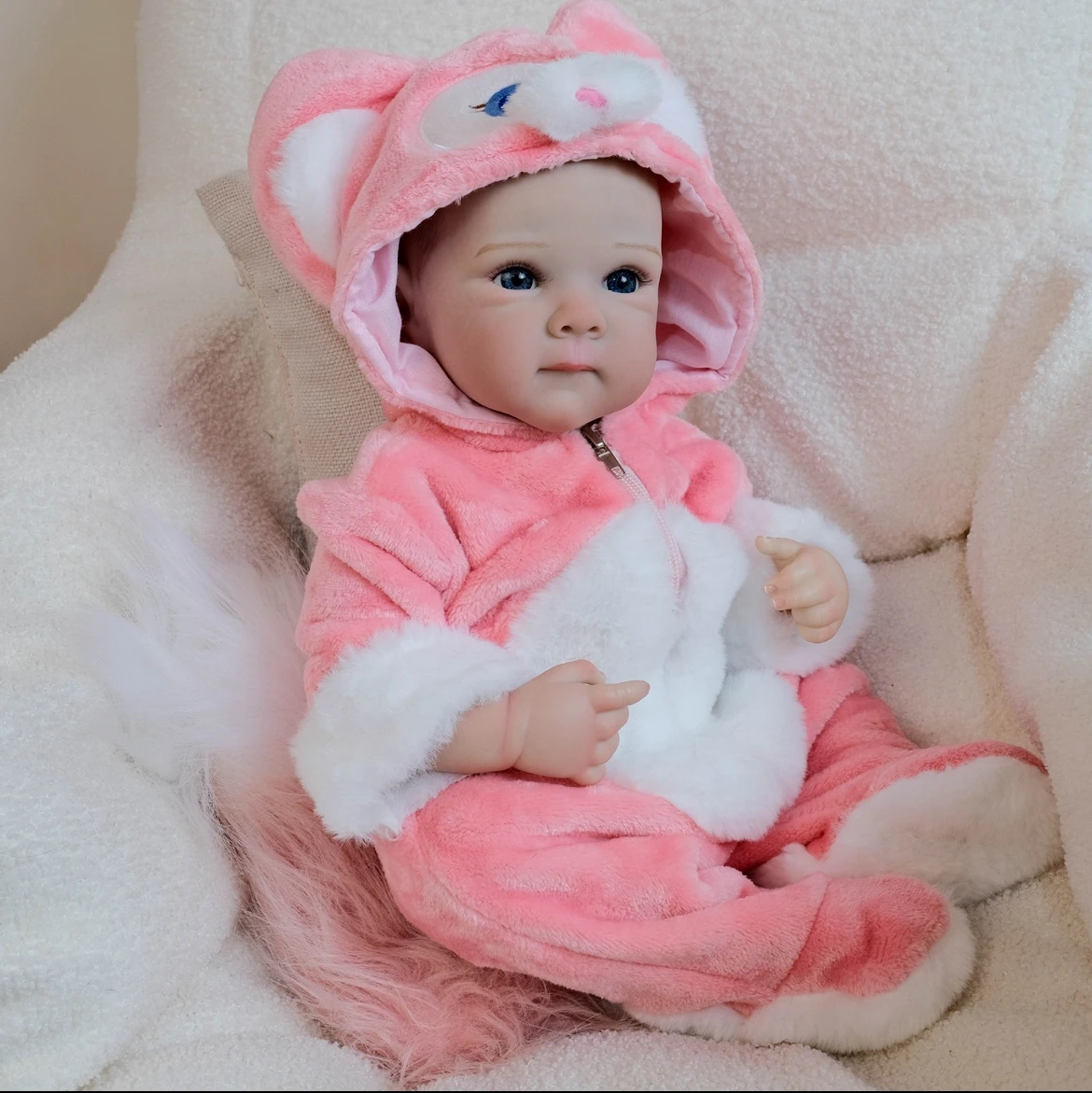 18'' Lalka Reborn Bettie w wygodnym różowym kombinezonie z lisim nadrukiem Najlepszy prezent urodzinowy dla dzieci Miękkie ciało Ręcznie malowane detale