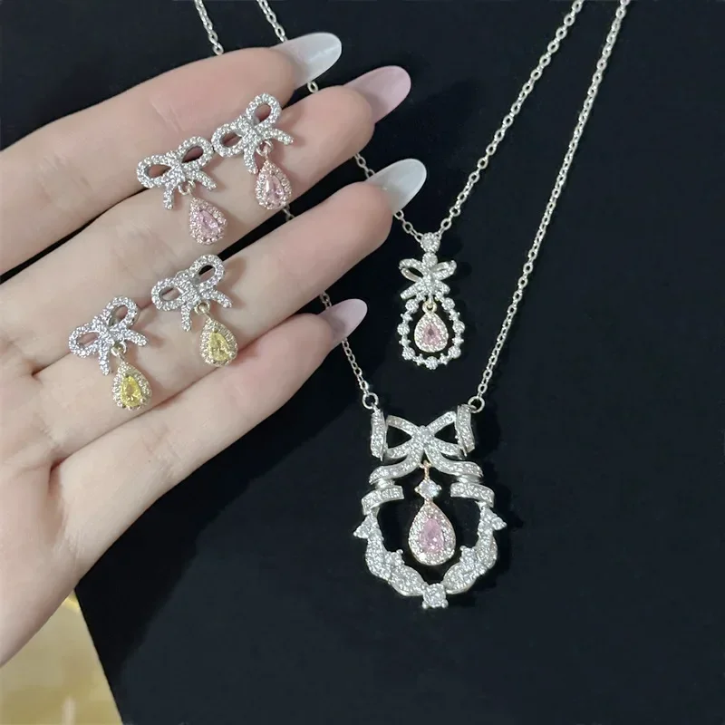 

MDL Moissanit. Style French Romance Set Radiant Pink Zirconium Ribbon Earrings 18K Rose Gold Plated Small Fashion Necklace