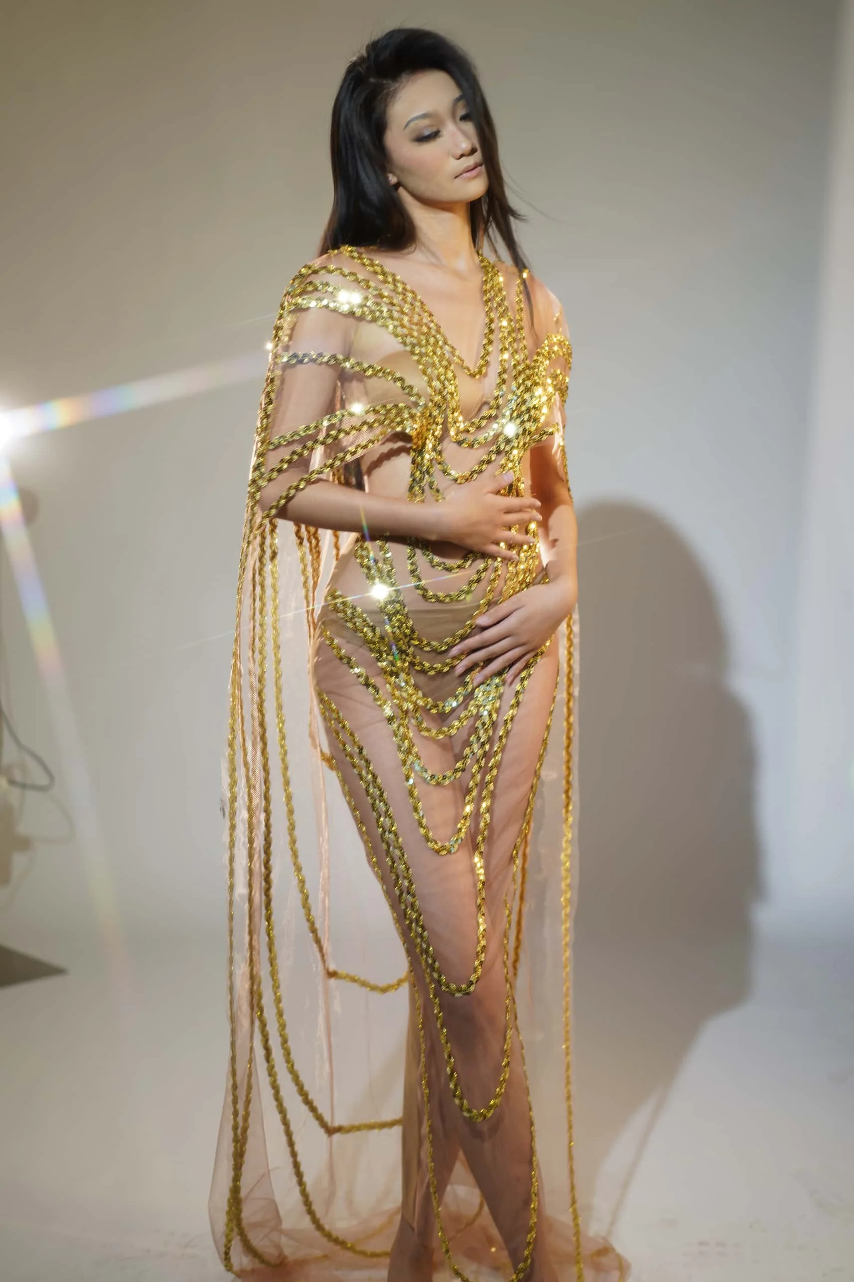 Vestido largo de malla con lentejuelas doradas brillantes, traje de fiesta de noche, atuendo de cumpleaños, traje de espectáculo de cantante Fengshui