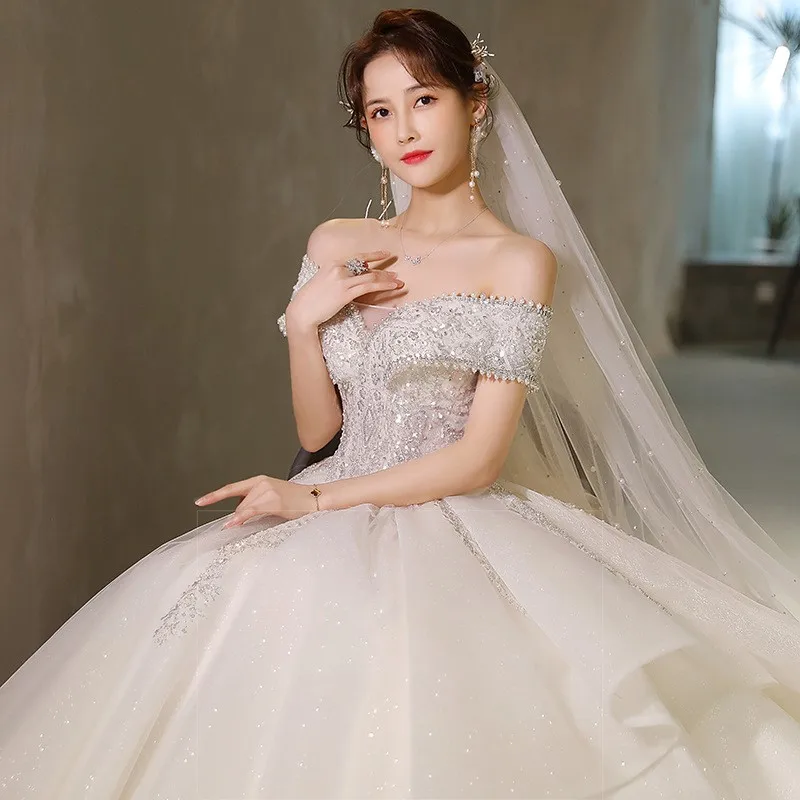 

A new one-shoulder light luxury dress with floor-length main gauze