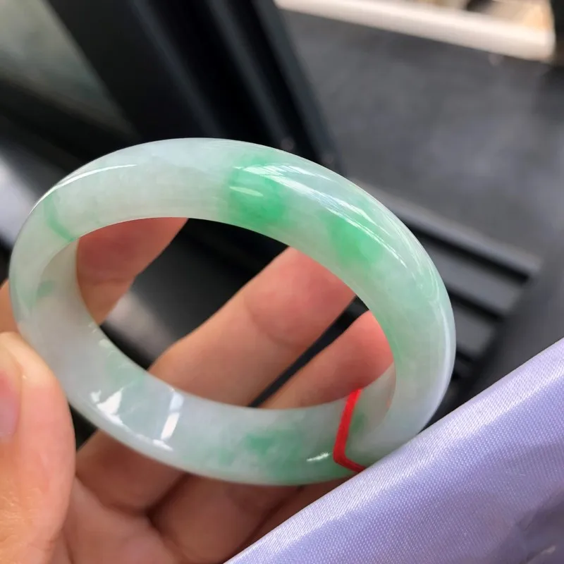Six-leaf bracelet with a white base and green imperial consort color made from Burmese natural A-grade jadeite featuri