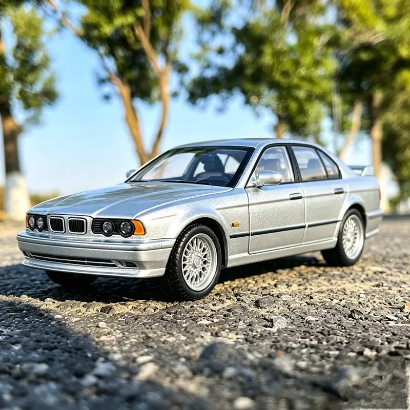 1:24 M5 E34 1989 Model Sportowego Samochodu z Odlewu Stopu Metalu, Klasyczny Stary Samochód Wyścigowy, Model Pojazdu z Dźwiękiem i Światłem, Symulacja, Zabawka dla Dzieci, Prezent