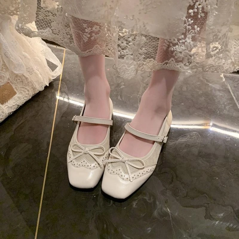 Zapatos planos de mujer estilo Mary Jane con punta cuadrada, diseño brogue, lazo tallado, una tira, tacón bajo, estilo vintage y corte bajo.
