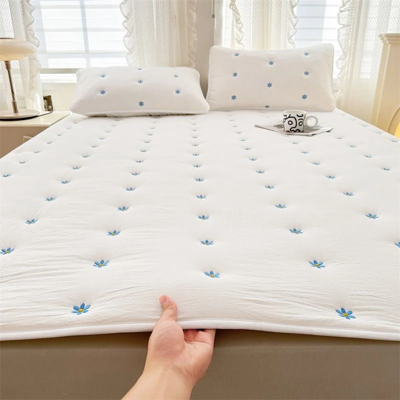 Washed cotton soybean quilted embroidered non-slip anti-stain mattress