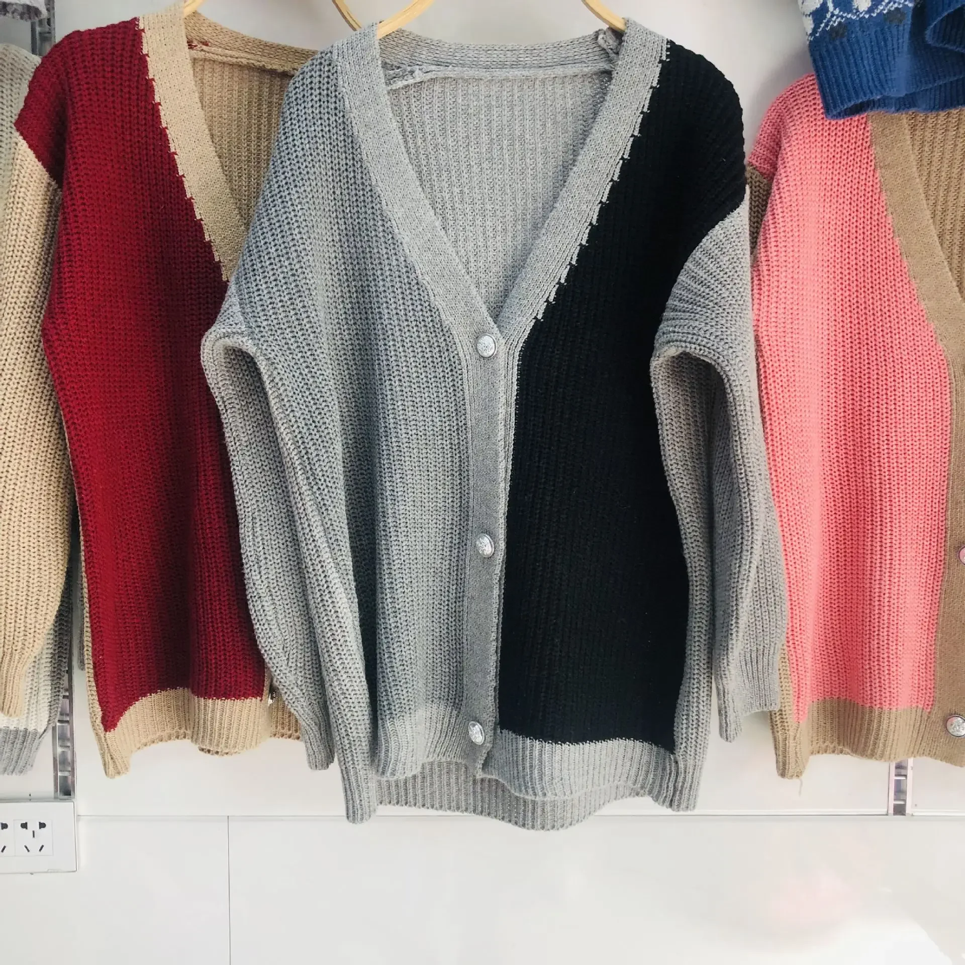 Women's Color Block Long Sleeve Knit Cardigan for Autumn and Winter Season V-neck Sweater