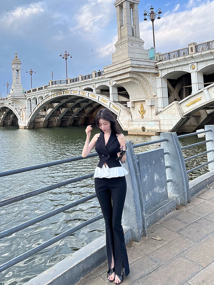 

Женский комплект Bear Bear House News Queen Faion: брюки микро-клеш с завышенной талией, жилет и топ с разрезом