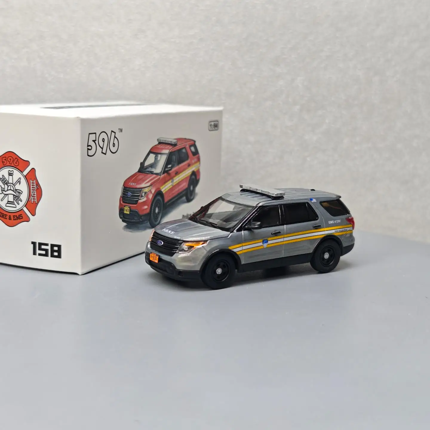 Spot 596 1:64 Ford Explorer - FDNY New York Fire Detective Varnish Alloy diacast cast car model rebound toy