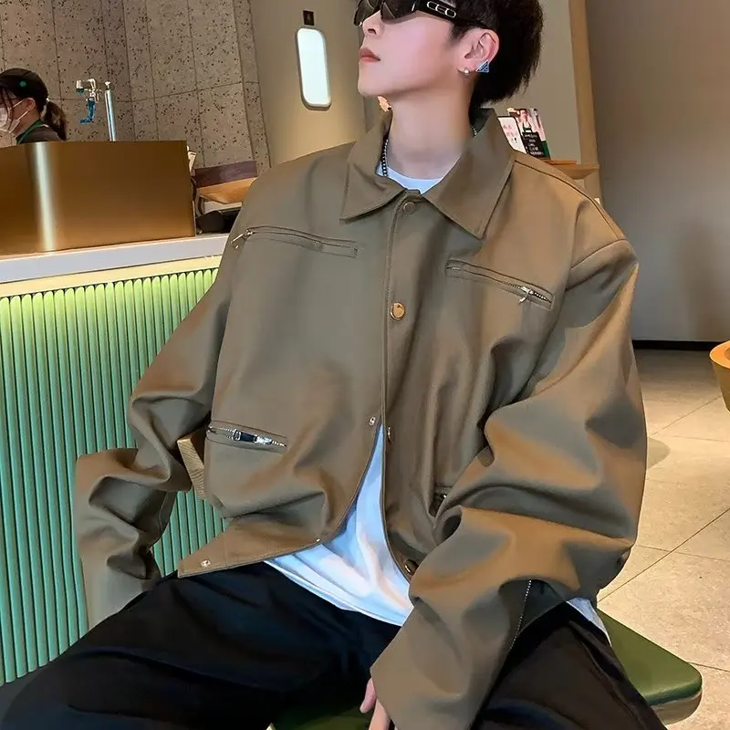 

Korean Fashion Lapel Bomber Jacket For Men Zipper Pocket Design Single Breasted Varsity Short Jackets Vintage Casual Loose Coat