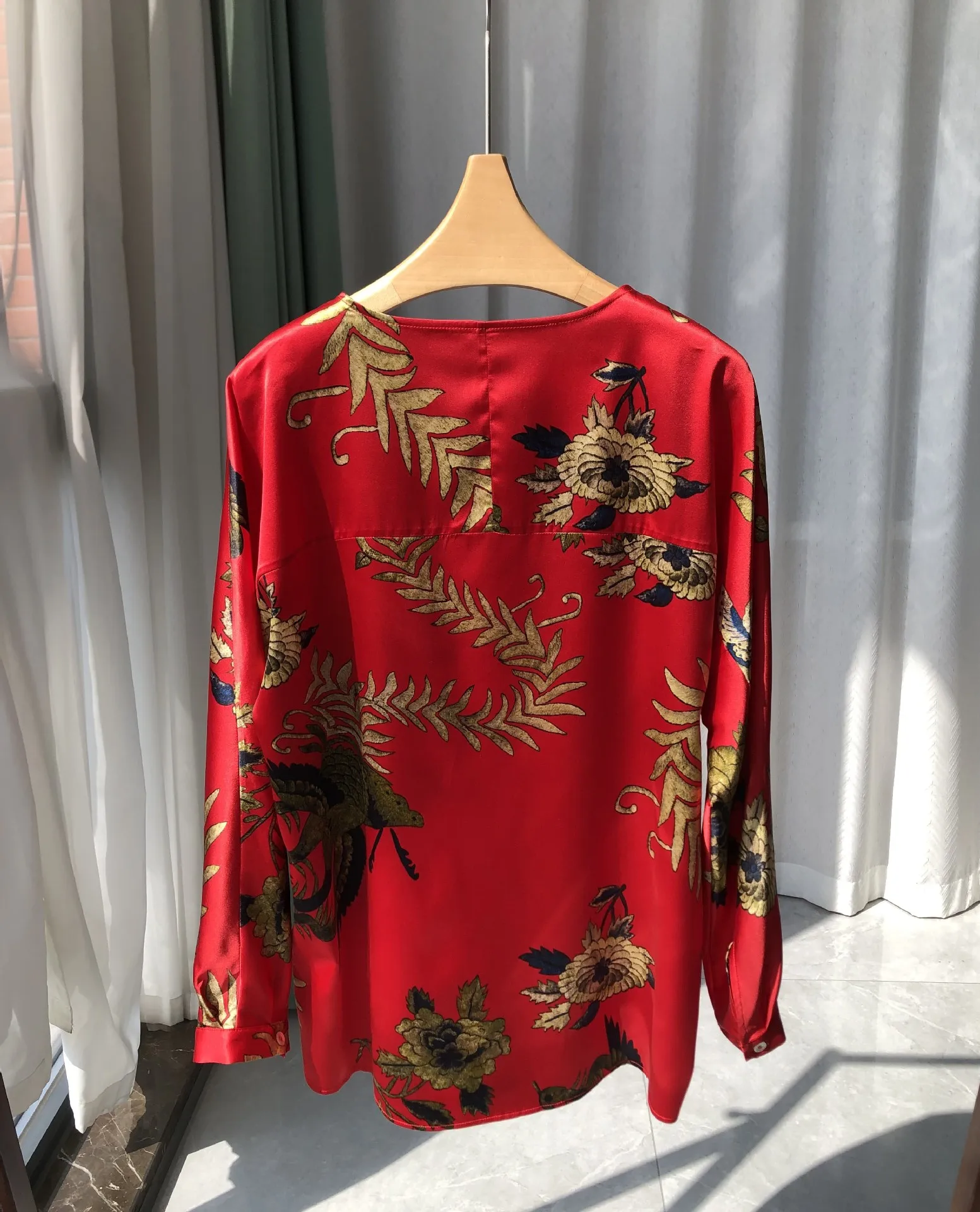 Birdtree 19 มม.95% หม่อนผ้าไหมสีแดงเสื้อผู้หญิงซาติน Phoenix พิมพ์แขนยาว O-คอเสื้อหลวม,2025 ใหม่ T57054JF