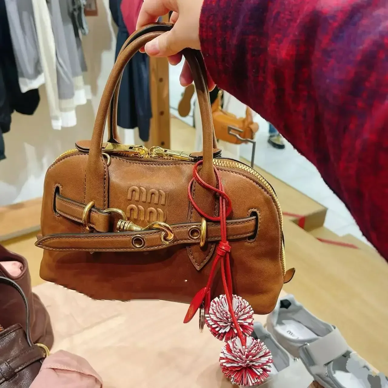 2025 موضة فاخرة نمط قسط miu إكسسوارات الأمتعة المفاتيح المعدنية والجلود موضة الاتجاه سيارة المفاتيح الإبداع