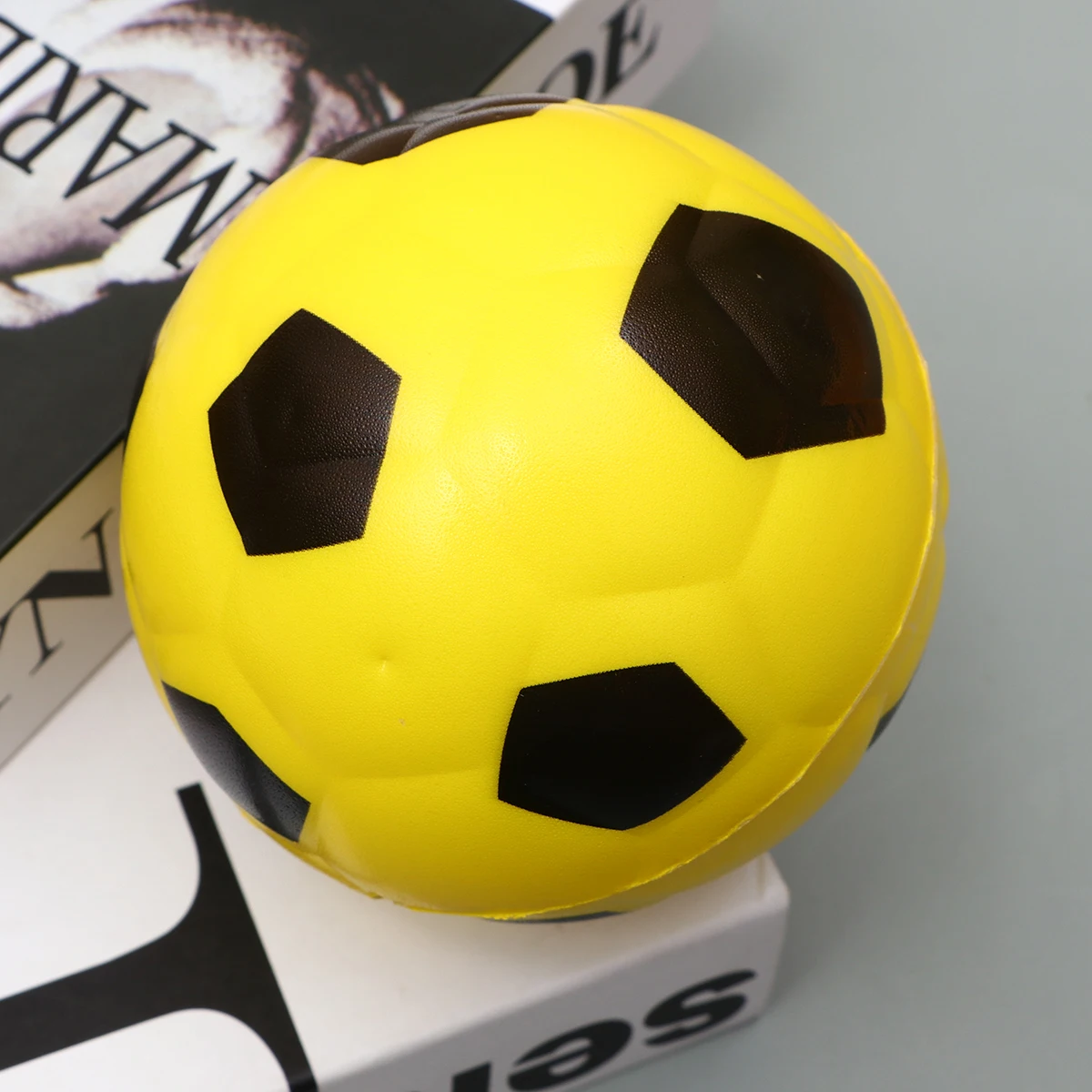 1pc PU Calcio Giocattolo Sport all'aria aperta Giocattoli Calci solidi Puntelli educativi Regalo di compleanno per bambini (colore 10 cm)