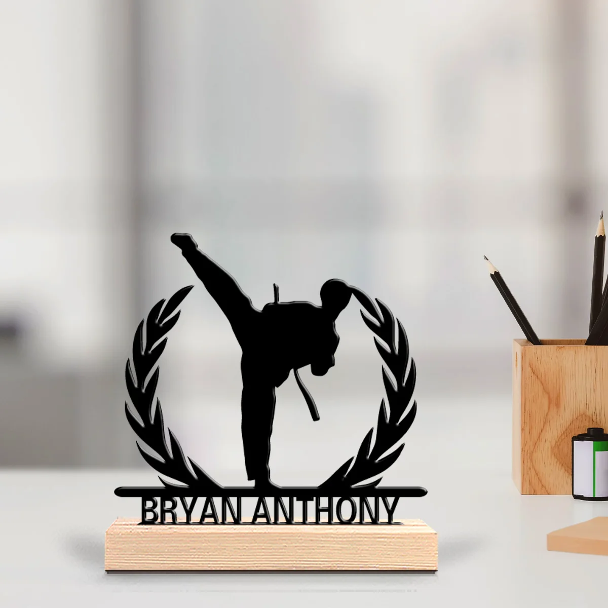1pc Moderne Taekwondo Angepasst Brief Eisen Statue Mit Holz Basis Eisen Ornament Metall Skulptur Mit Holz Basis Hause Tisch