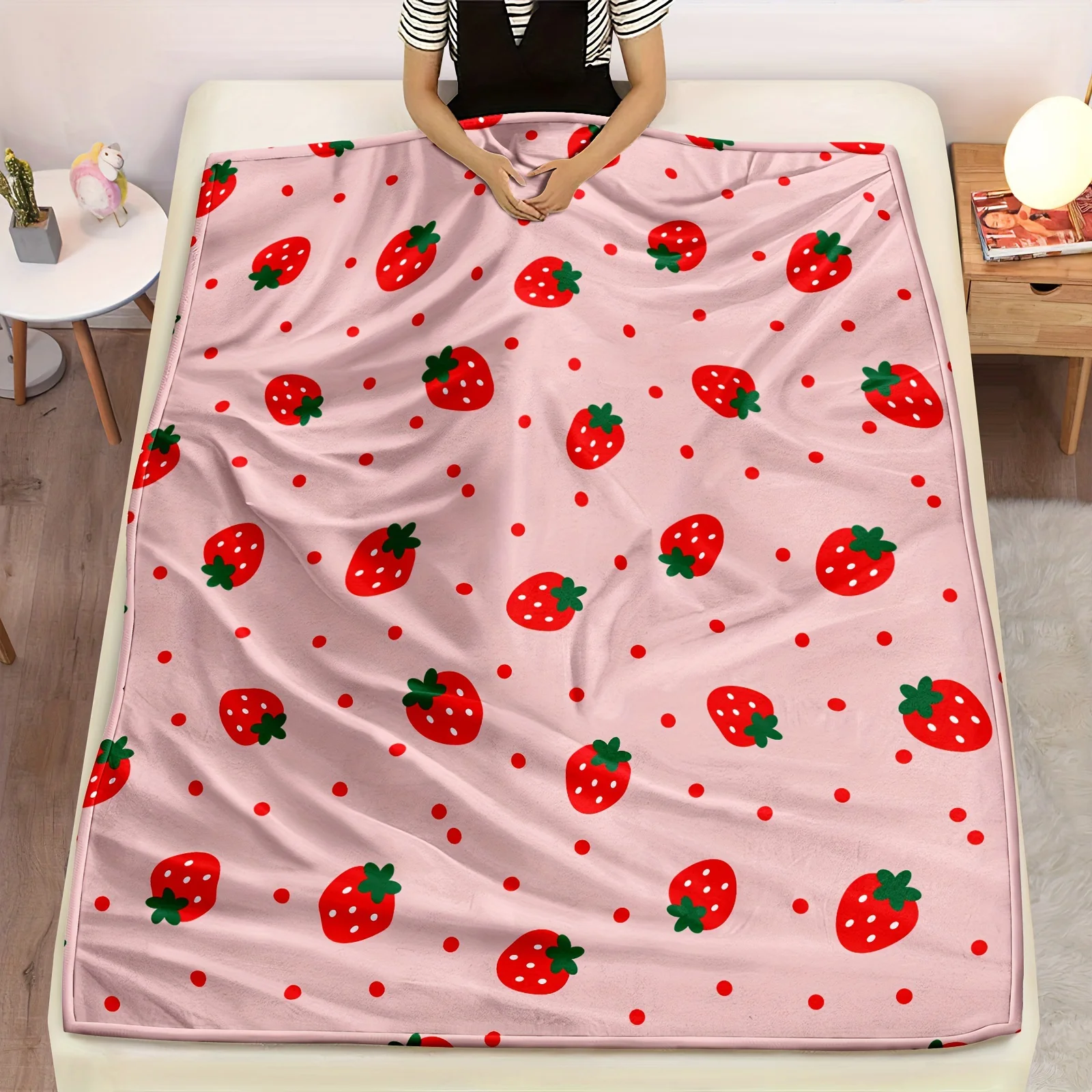 1pc Strawberry Blanket for Girls - Pink Flannel Throw with Red & Green Strawberries, Soft Lightweight Warm Birthday Gift