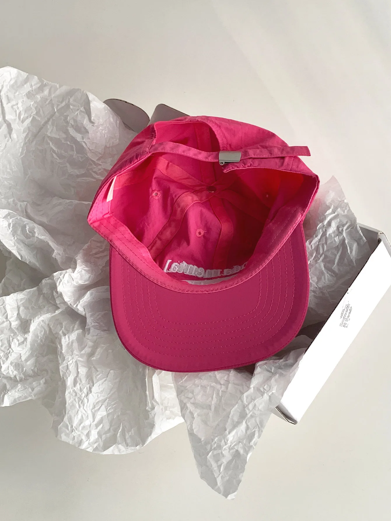 قبعة مسطحة ذات حافة مسطحة سريعة الجفاف للنساء صيفية قابلة للتنفس ورقيقة على الموضة في الشارع قبعة بيسبول للنساء بحروف صيفية