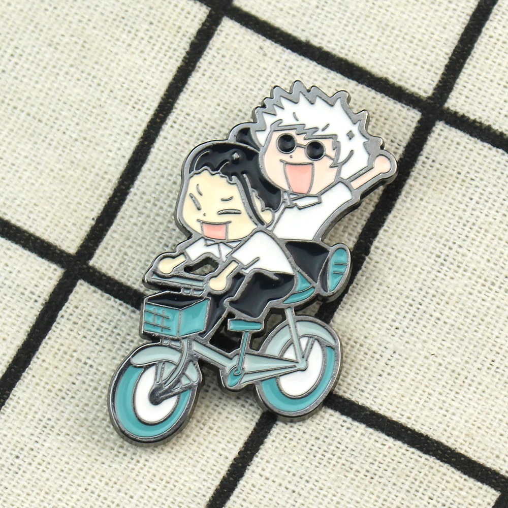 Cartoon Anime Jujutsu Kaisen Metall-Emaille-Brosche, Niedliche und Kreative Gojo Satoru Geto Suguru auf Fahrrad Reitend Anstecknadel Accessoires – Detail 3