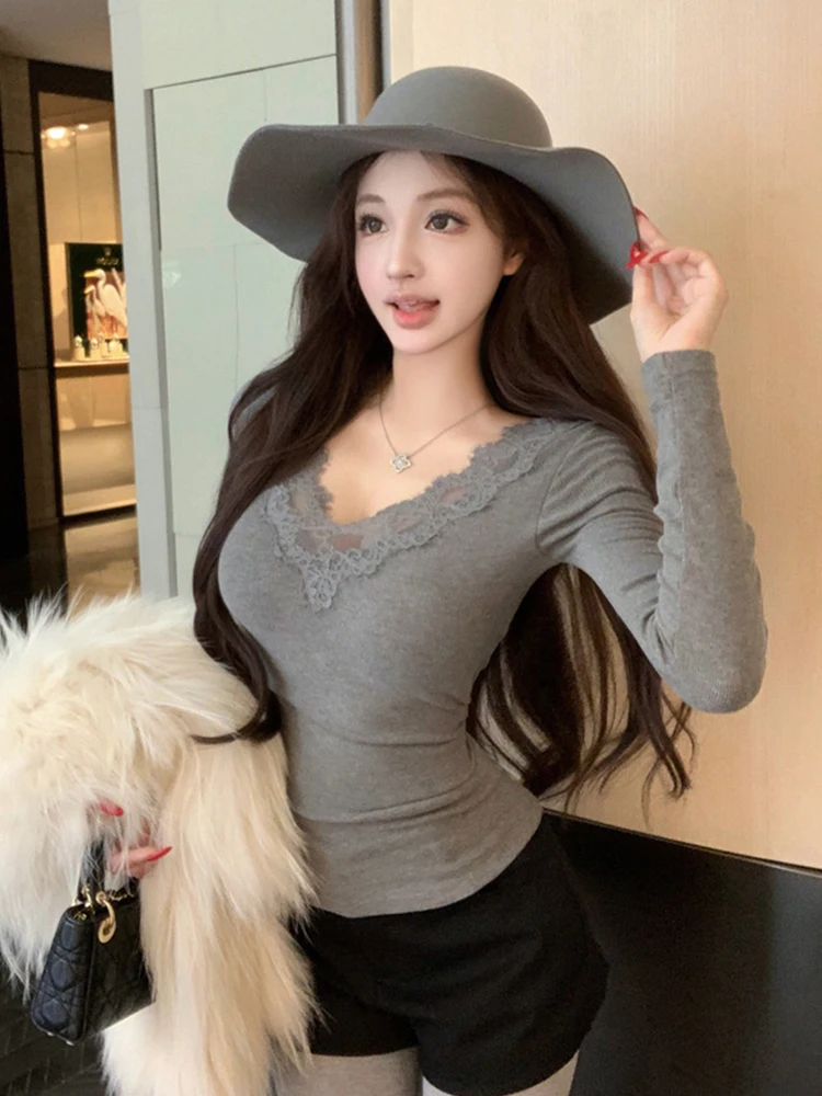 Weißes, langärmliges, figurbetontes T-Shirt für Damen mit Spitzenbesatz, V-Ausschnitt, schmale Passform, lässige Basic-Bluse, Damen-Straßenkleidung, klassisch, schlicht