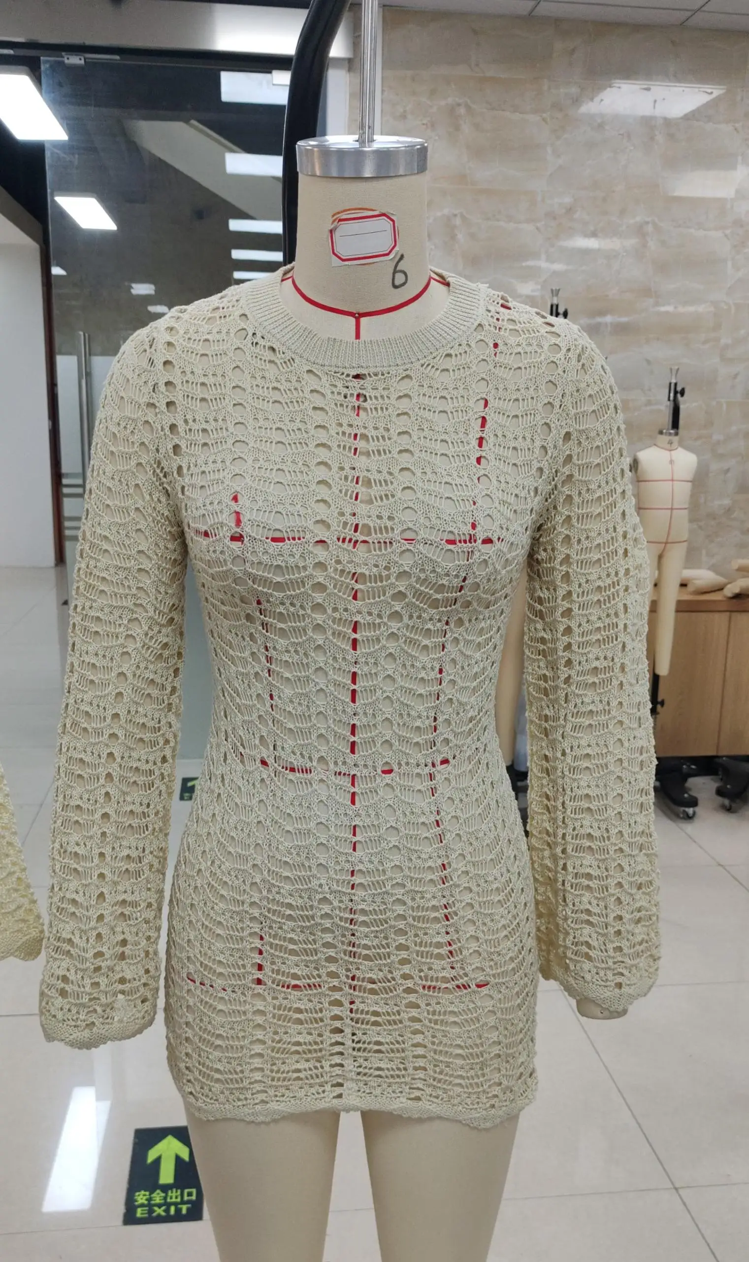 Minivestido calado de punto de ganchillo para mujer, vestido corto Sexy de manga larga con cuello redondo recortado, traje de baño, encubrimientos para la playa