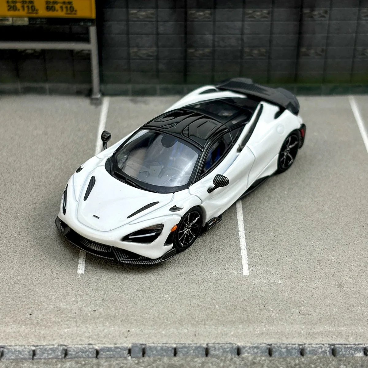 

CM Model 1:64 765LT carbon cap simulation alloy car model