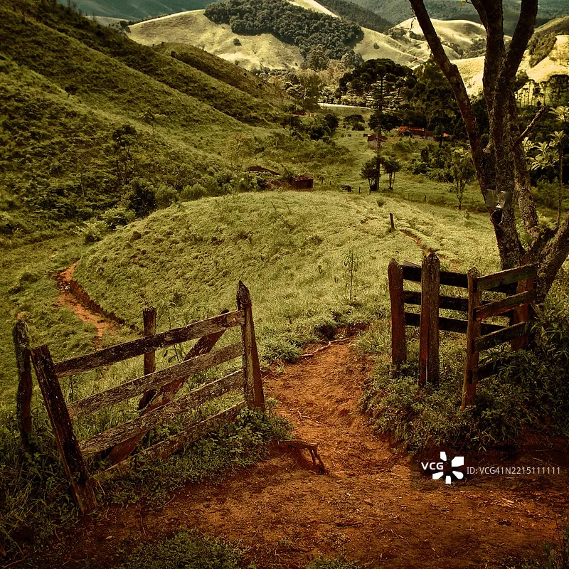 

GAONENG GNB LiHV 3S 11.4V 5200mAh 120C lithium battery with XT60 plug, suitable for FPV drones and remote control vehicles.