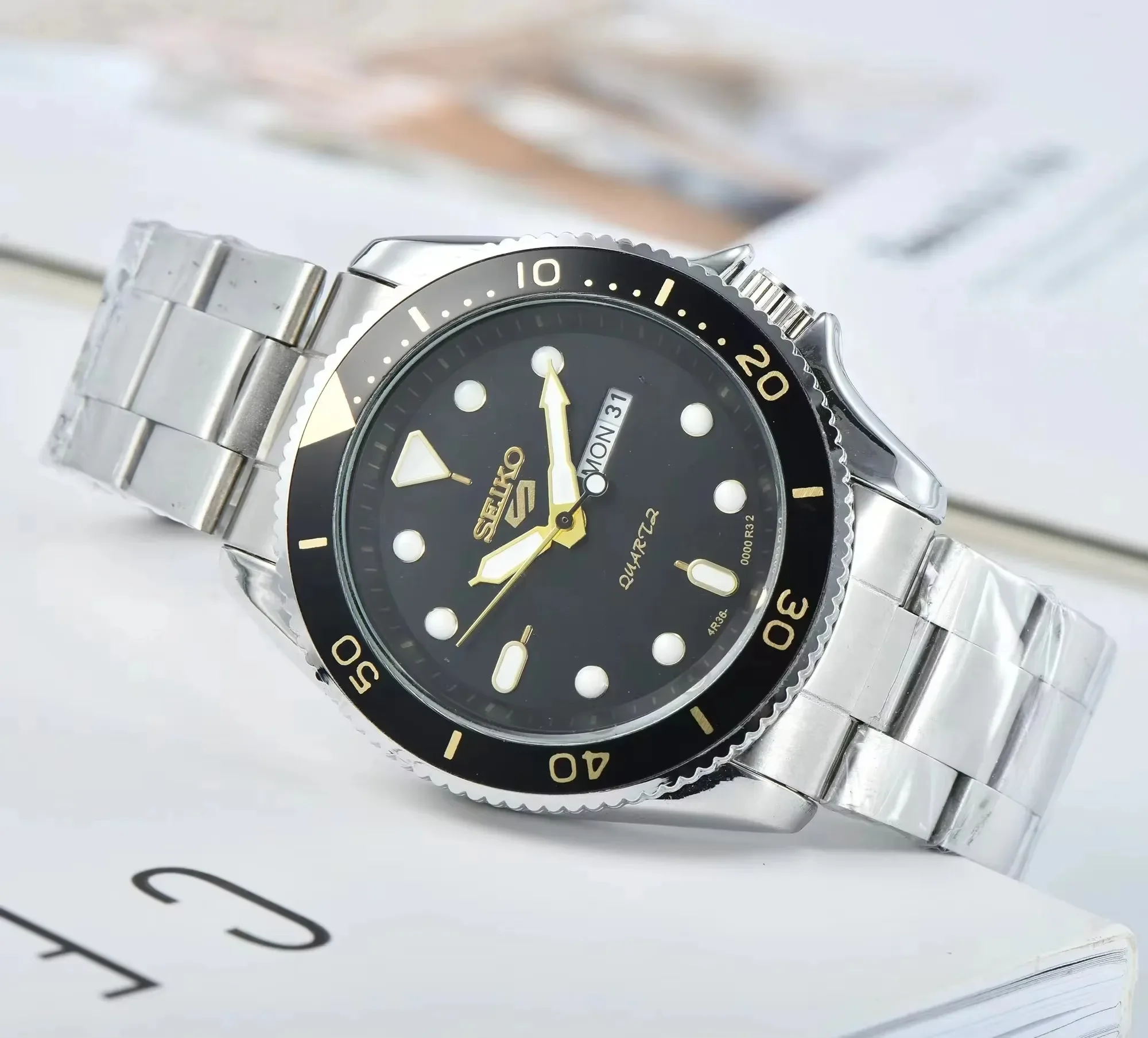 ساعة سيكو الرياضية كوارتز مقاومة للماء للرجال، مينا متعددة الوظائف وعلامات مضيئة، ستانلس ستيل أو حزام مطاطي.