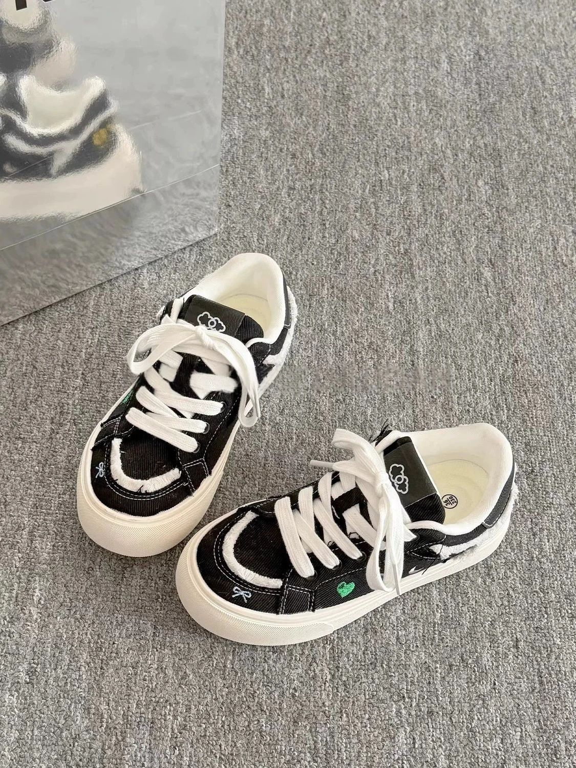 Vintage vulkanisierte Canvas-Schuhe für Damen mit Sternenstickerei, klobige Plateau-Sneaker im Retro-Stil, lässige Distressed-Sneaker. – Detail 11
