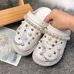 Dijes de zapatos Croc para mujer, conjunto de sandalias, zapatillas, decoración personalizada, regalos de fiesta, flores blancas degradadas, mariposa, bricolaje