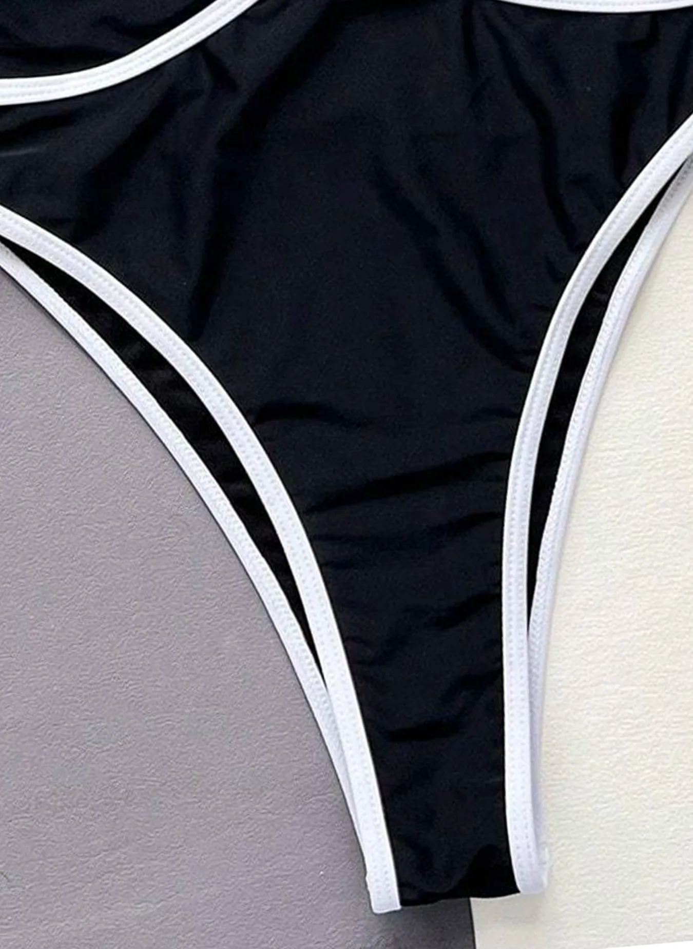 2025年ニューデザインセクシーな黒と白のストラップビキニセット、女性用ホローデザインワンピース水着、人気商品