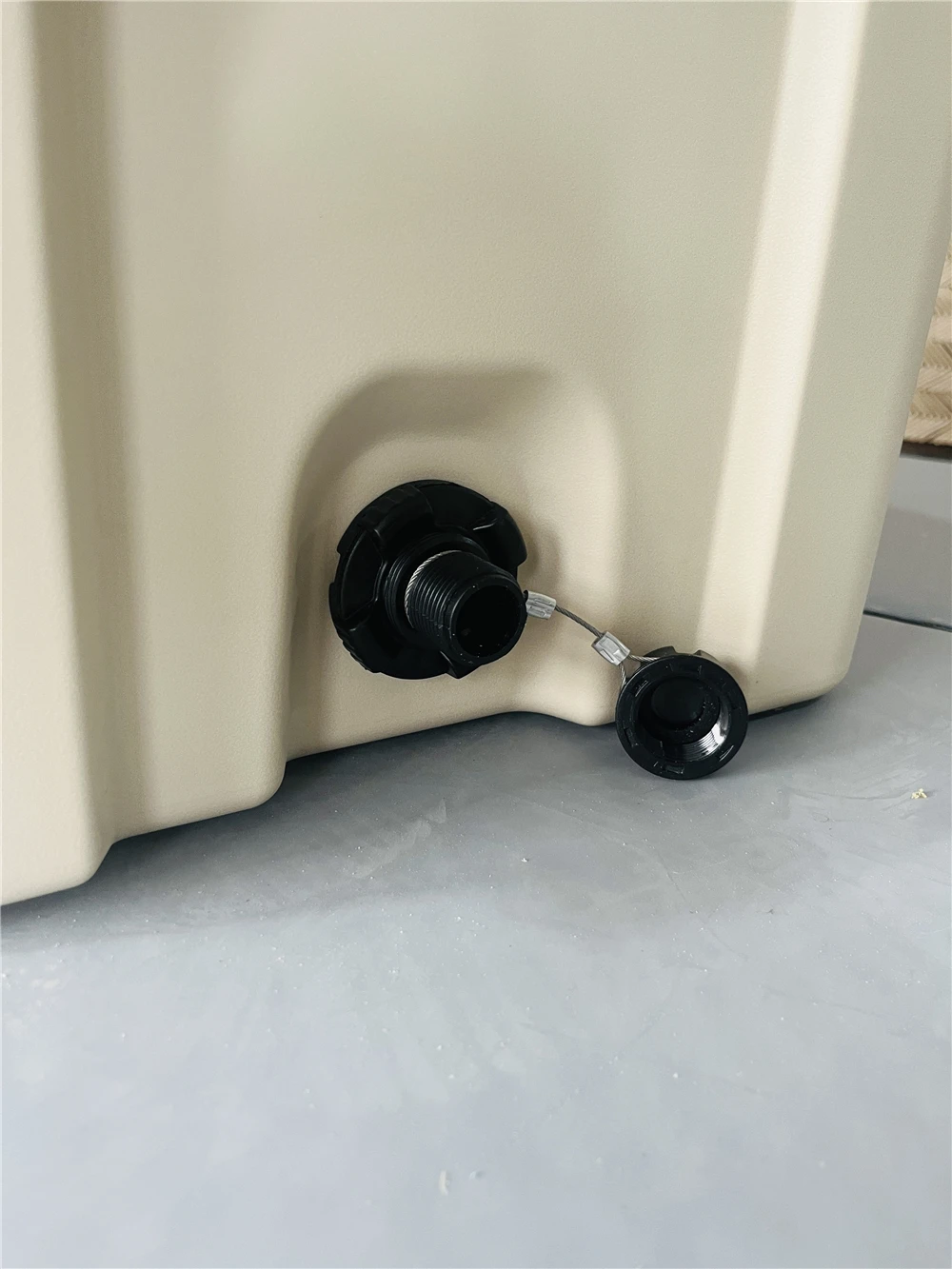 Customized Color American Style 37 QT Bio Food Grade PU Foam Insulated Cooler Box Hard Fishing Camping Ice Chest Container