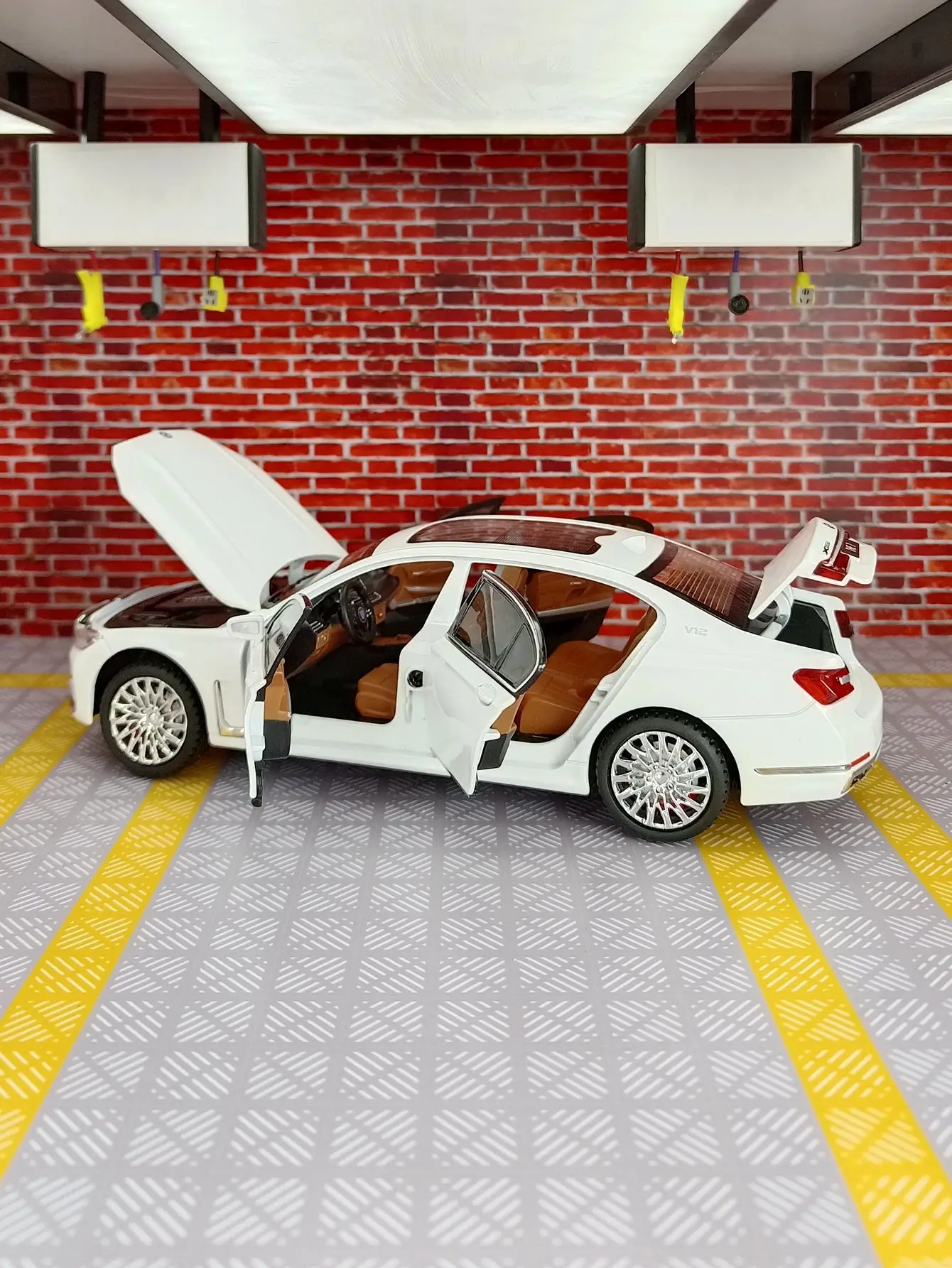 1:24 760Li-Legierung von Limousinen-Modelltüren und die vordere Haube und die Kofferraumtür kann geöffnet werden, hat simulierte Ton- und Beleuchtungsfunktionen