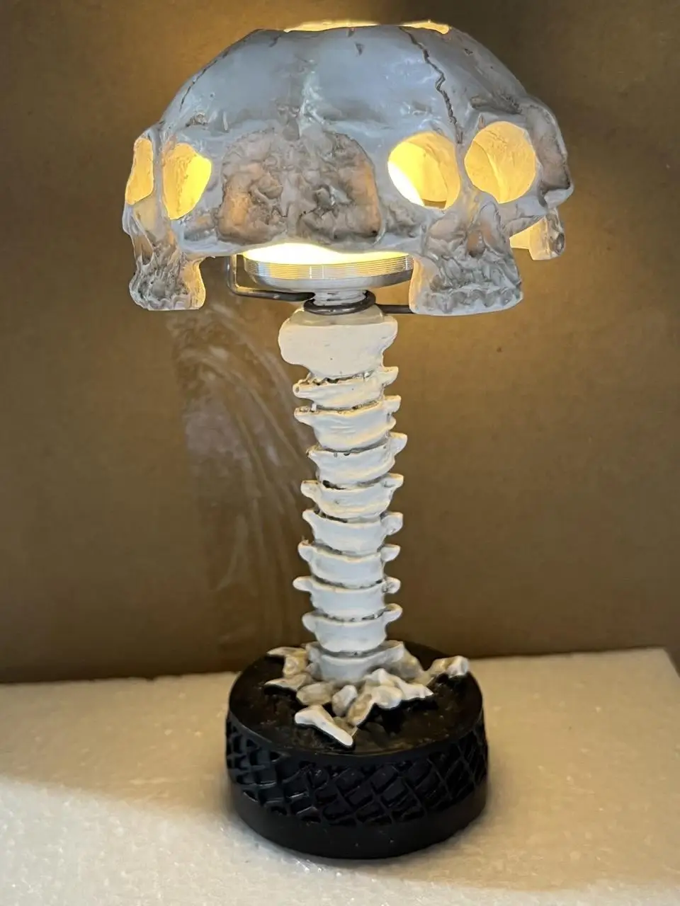 

Halloween 3D Gothic Skull Table Lamp Skeleton Desktop Light Spooky 4 Head Resin Night Decorative Light Party Home Ornament Gifts