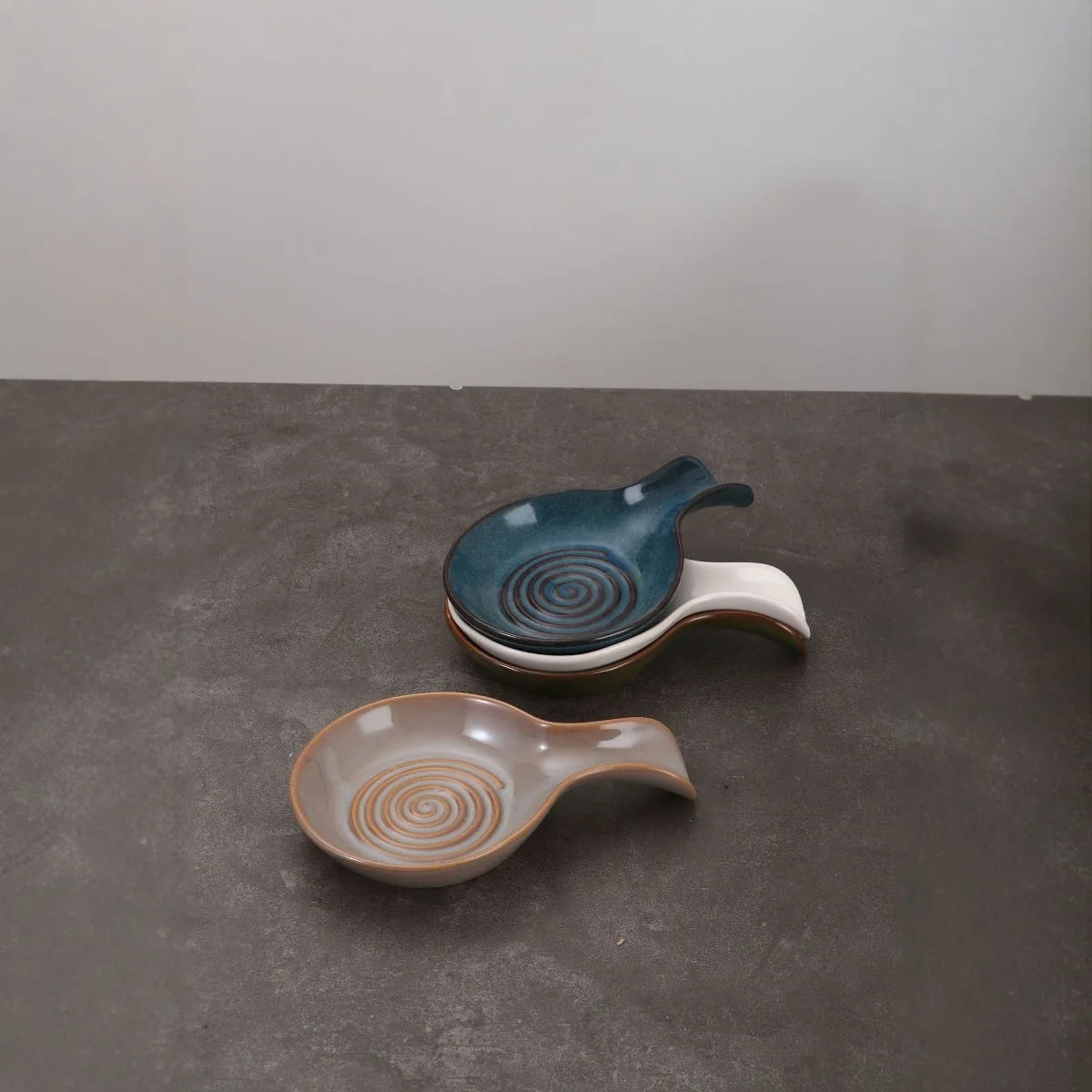 Retro Aesthetic Ceramic Utensil Holder Threaded Design Kitchen Tableware Storage Rack for Spoons Spatulas Household Decor