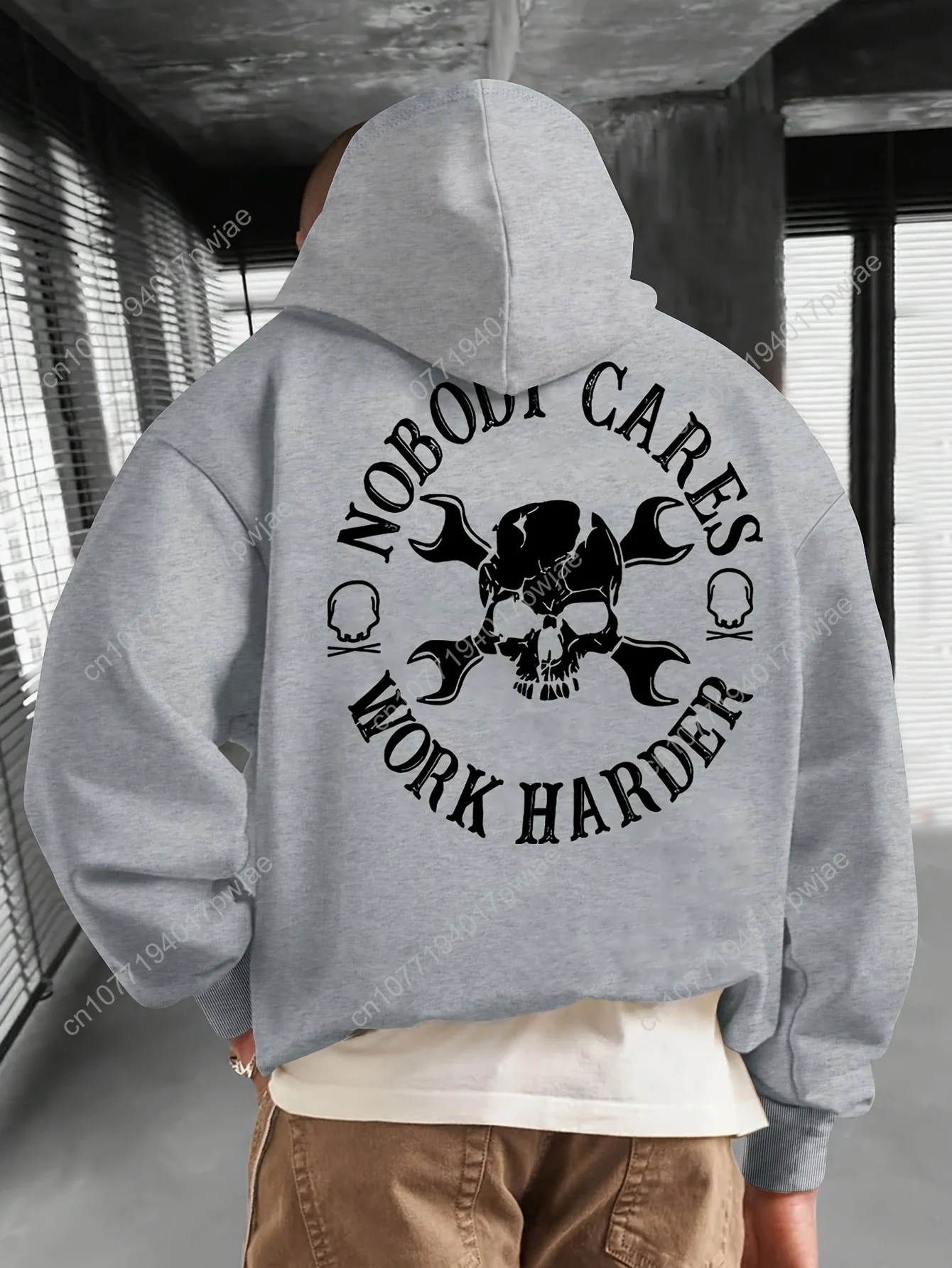 เสื้อฮู้ดผู้ชาย - เสื้อสเวตเชิ้ตสีเบจพิมพ์ลายกราฟิกตัวอักษรใหญ่คำว่า "NOBODY CARES", เสื้อฮู้ดทรงหลวมสำหรับออกกำลังกาย, สตรีทแวร์ และใส่ในชีวิตประจำวัน