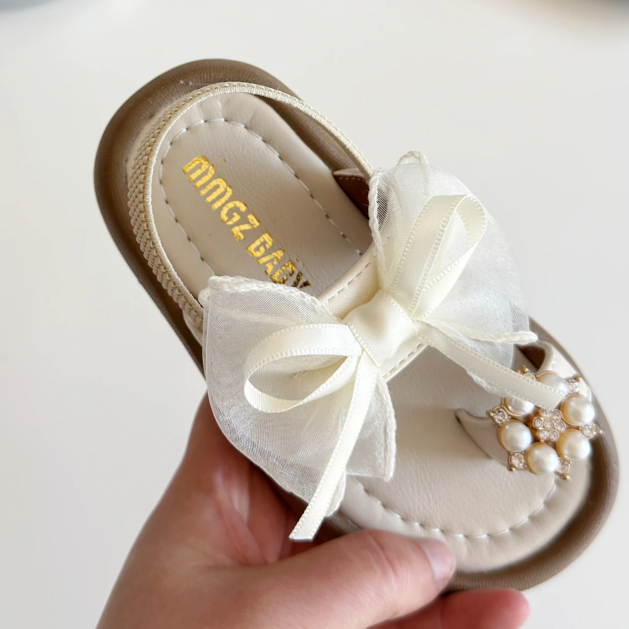 

Летние сандалии для девочек, детские ползунки на мягкой подошве с бантом на клипсе, красивая детская обувь из искусственной кожи, массивная современная детская обувь