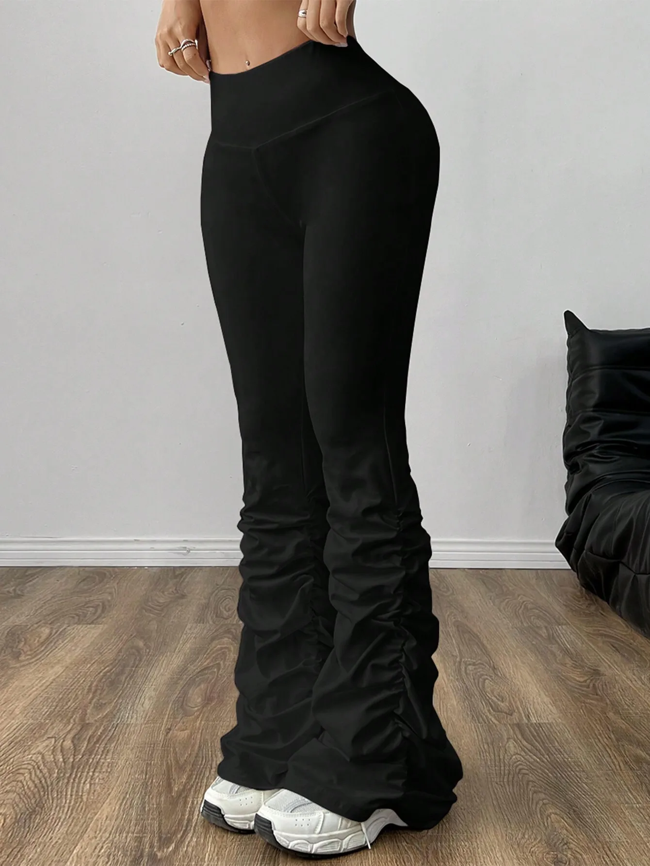 

Черные расклешенные брюки с высокой талией и драпировкой для весны и лета