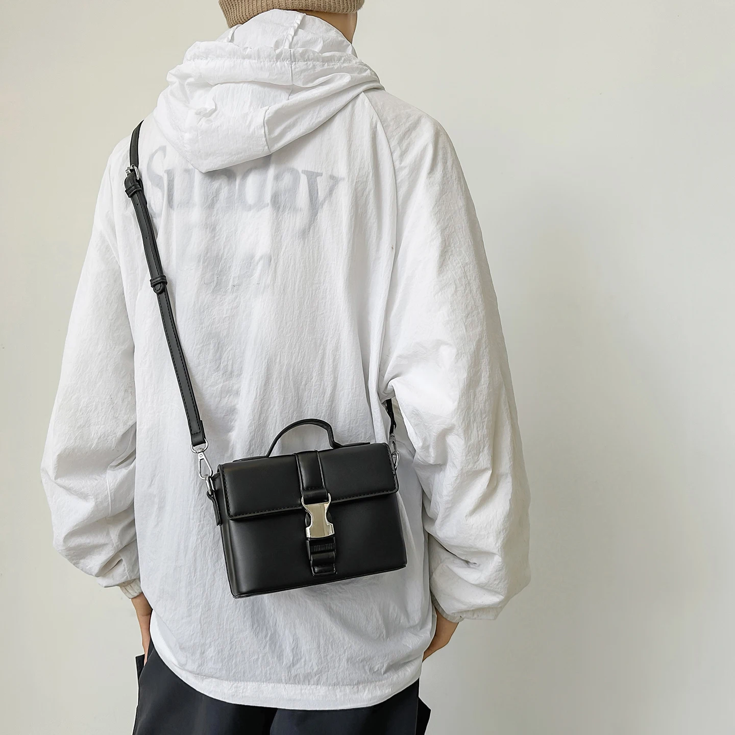 

Мужская модная сумка через плечо, жесткая квадратная дизайнерская роскошная винтажная сумка через плечо с ремешком, дорожная мини-водонепроницаемая сумка на ремне с металлической пряжкой