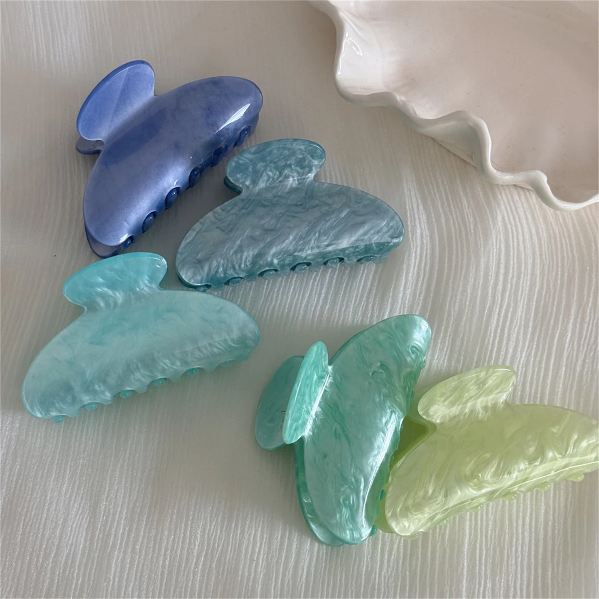 New Acrylic Hair Claw Medium Size Fresh Bright Blue Green Color Shark Clip Hair Clamps Grab Women Hair Accessories
