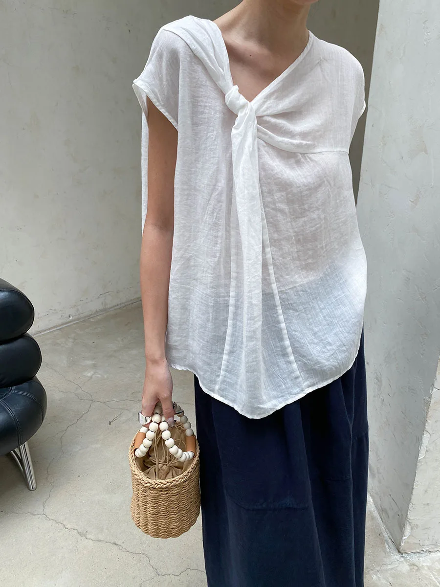 Sommerliches Damen-Shirt in unregelmäßiger, einfarbiger Ausführung mit gedrehten, lockeren und schmal geschnittenen Ärmeln. – Detail 9
