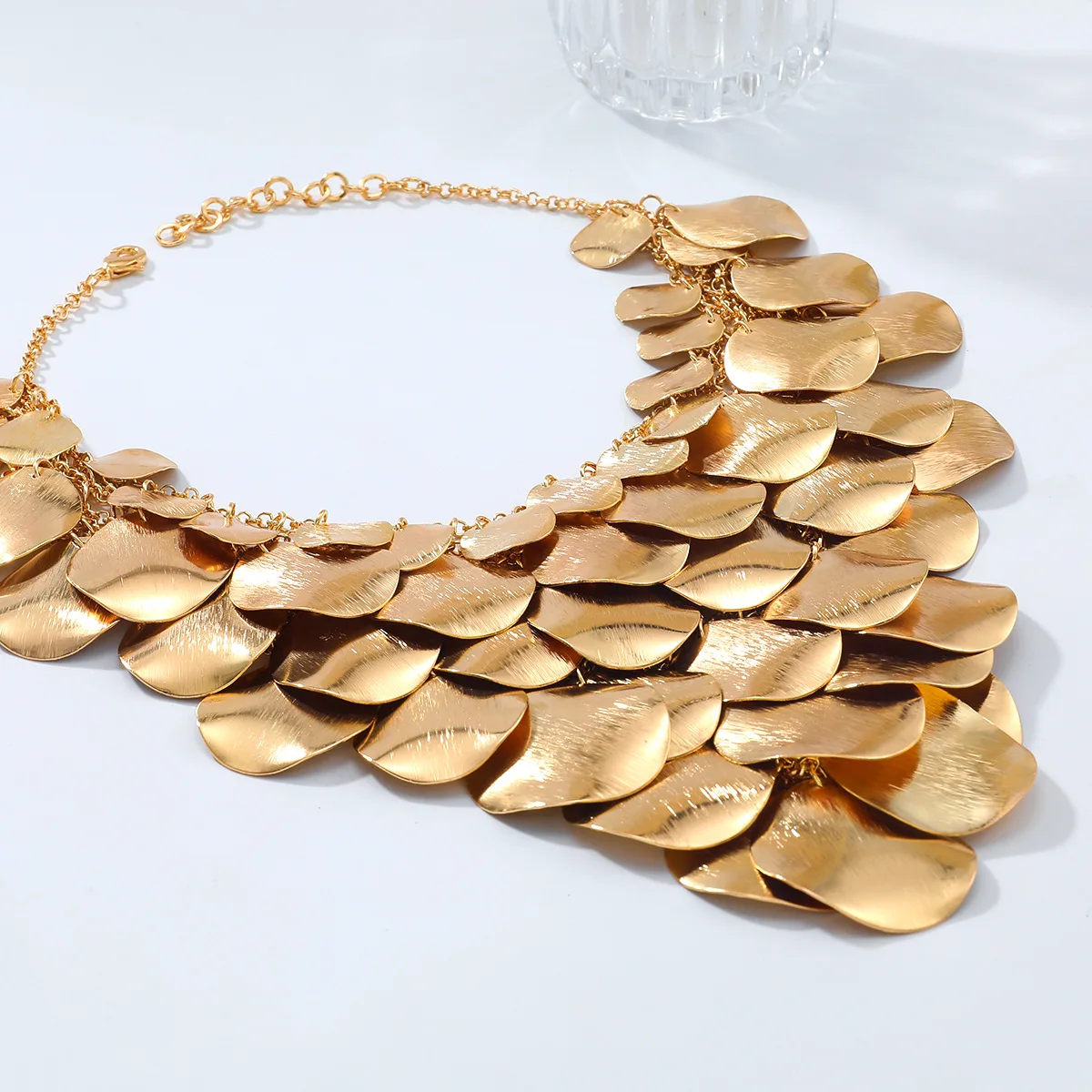 2026 Neues Design Metallplatte Fischschuppen-Wasserfall-Quasten-Halsketten für Damen, auffälliger Schmuck, Halsaccessoires für Feiertage und Partys – Detail 3
