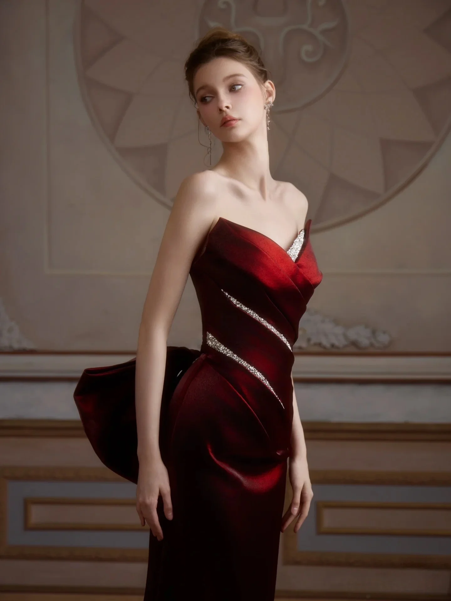 Romantic elegant wine red fishtail skirt with sparkling silver sequins on the chest outlining a slimming lady party banquet gown