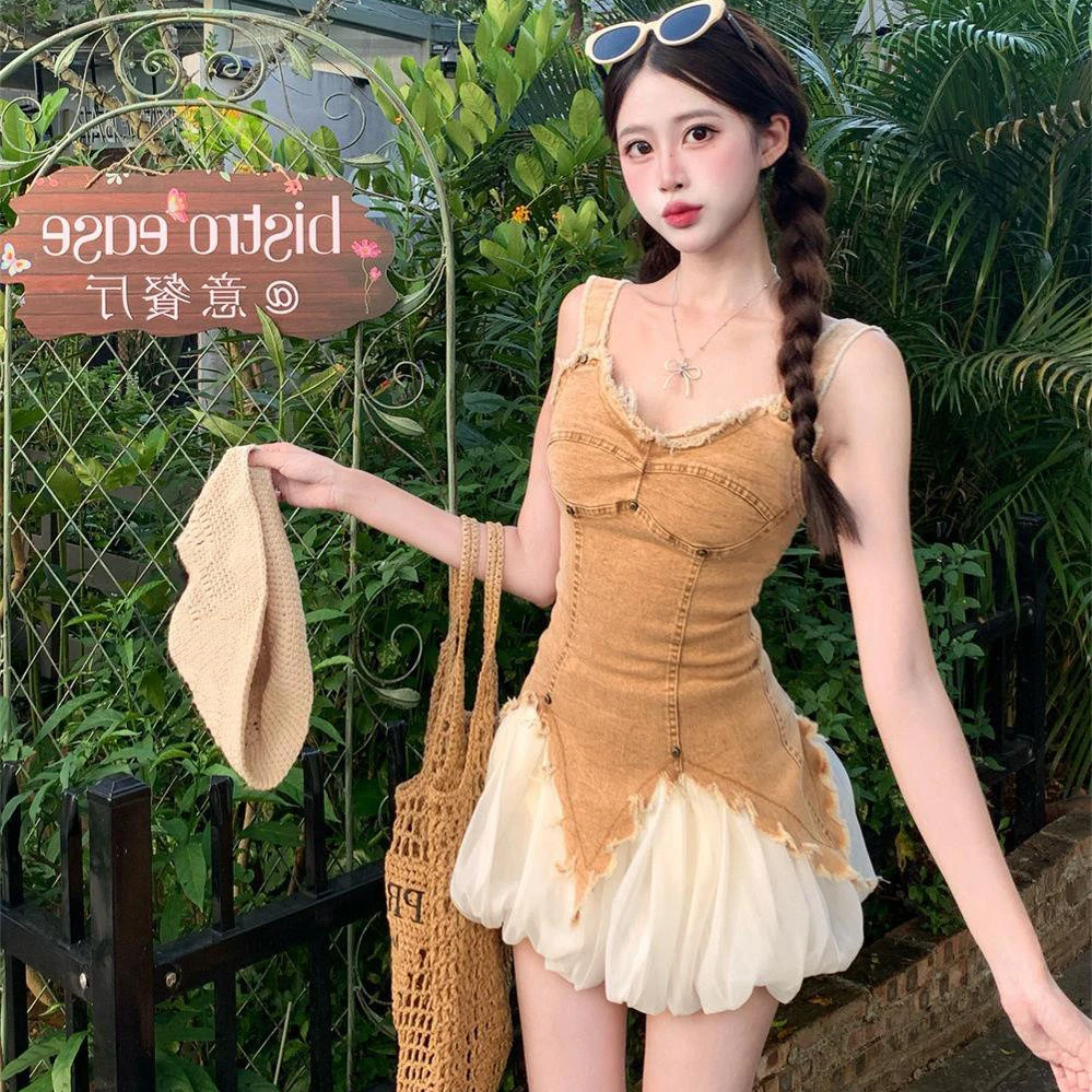 Conjunto de dos piezas de mezclilla estilo niña picante, cintura Irregular, sin mangas, camiseta sin mangas con tirantes, capullo de flor doblado, falda de medio cuerpo, conjunto de vaquero