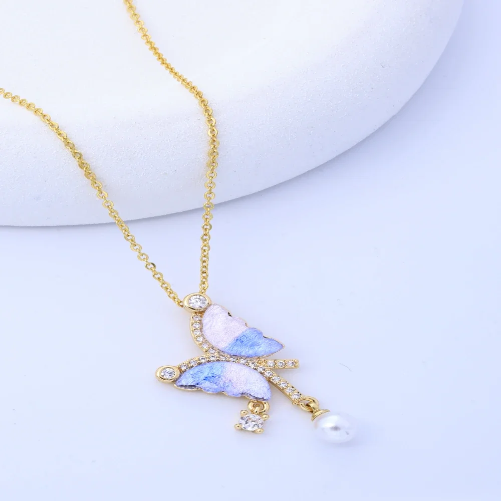 Collana con ciondolo a farfalla fantasia di lusso leggero ed elegante, decorazione di gioielli retrò da donna, accessorio semplice e versatile per l'autunno